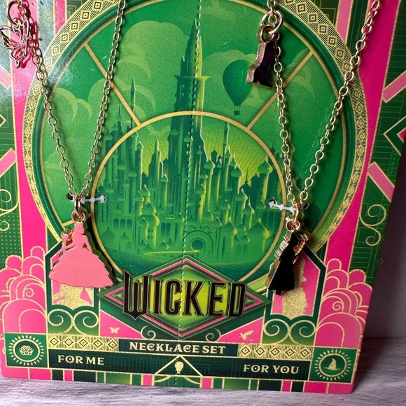 💚🩷Wicked Glinda Elphaba BFF necklace set NWT - Picture 6 of 14